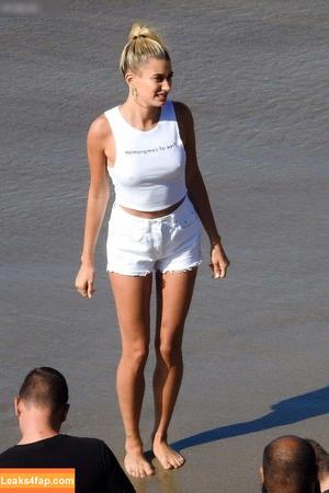 Hailey Bieber photo #0390