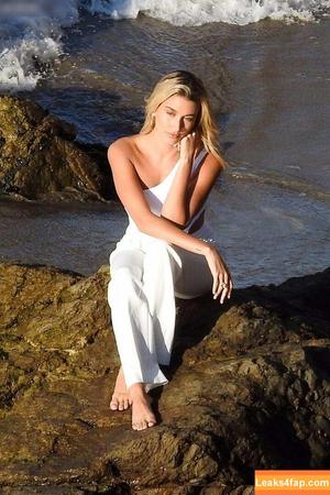 Hailey Bieber photo #0396
