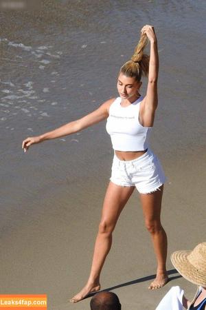 Hailey Bieber photo #0403