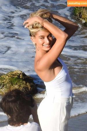 Hailey Bieber photo #0406