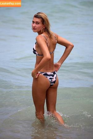 Hailey Bieber photo #0458