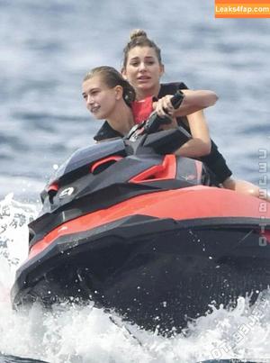 Hailey Bieber photo #0673