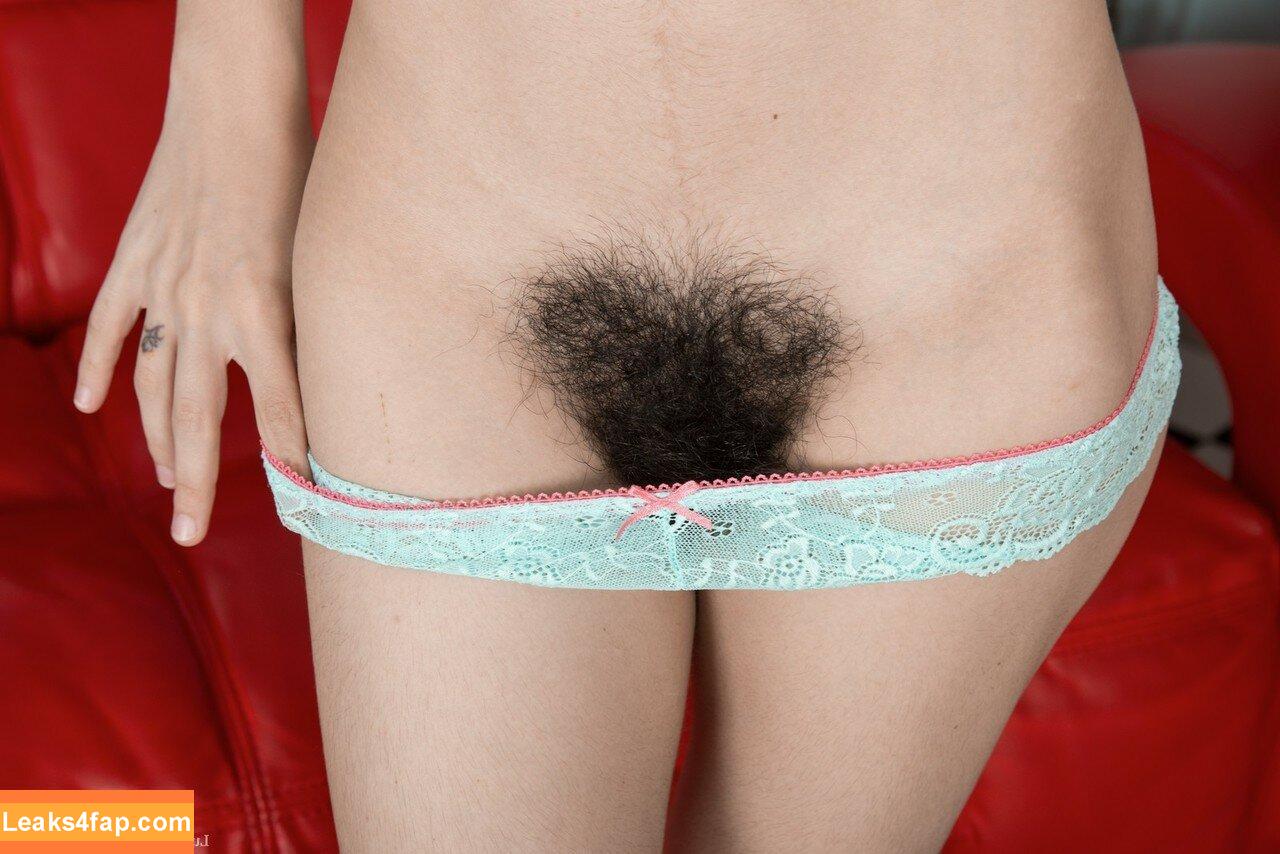 Hairy Women / HairyFairy420 / ig_naturals / pearlygirly06 leaked photo photo #2769