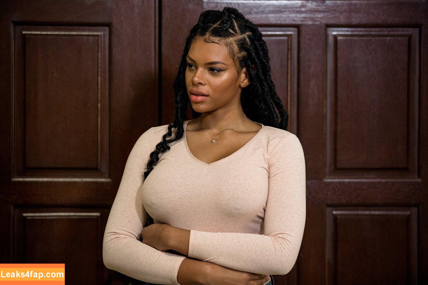 Halle Hayes / HalleHayes1 / hallehayesvip / https: / officialhallehayes / the_real_halle_hayes leaked photo photo #0137