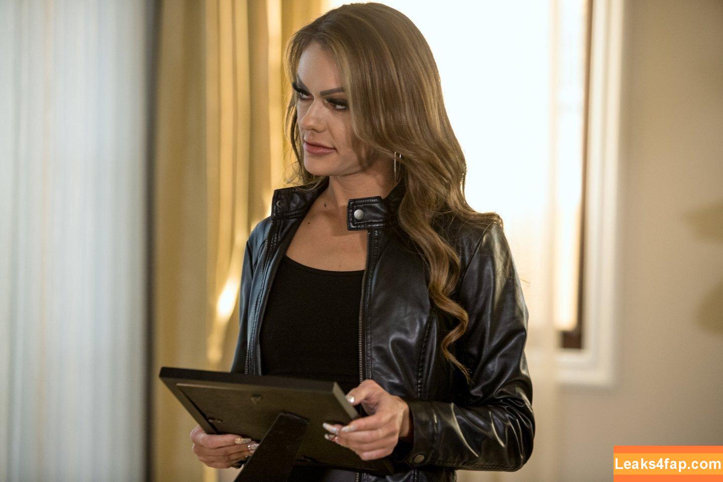 Halle Hayes / HalleHayes1 / hallehayesvip / https: / officialhallehayes / the_real_halle_hayes leaked photo photo #0138