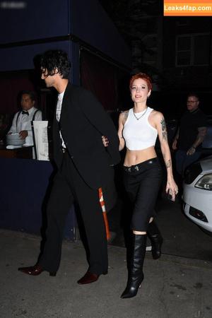 Halsey photo #0812