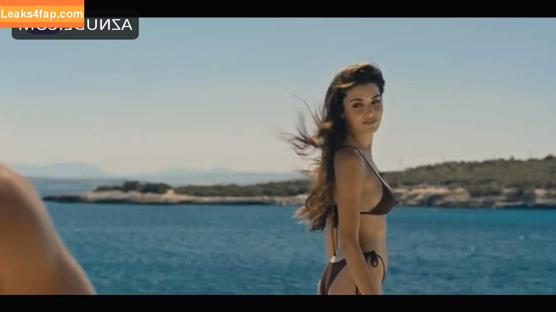 Hande Erçel /  leaked photo photo #0005