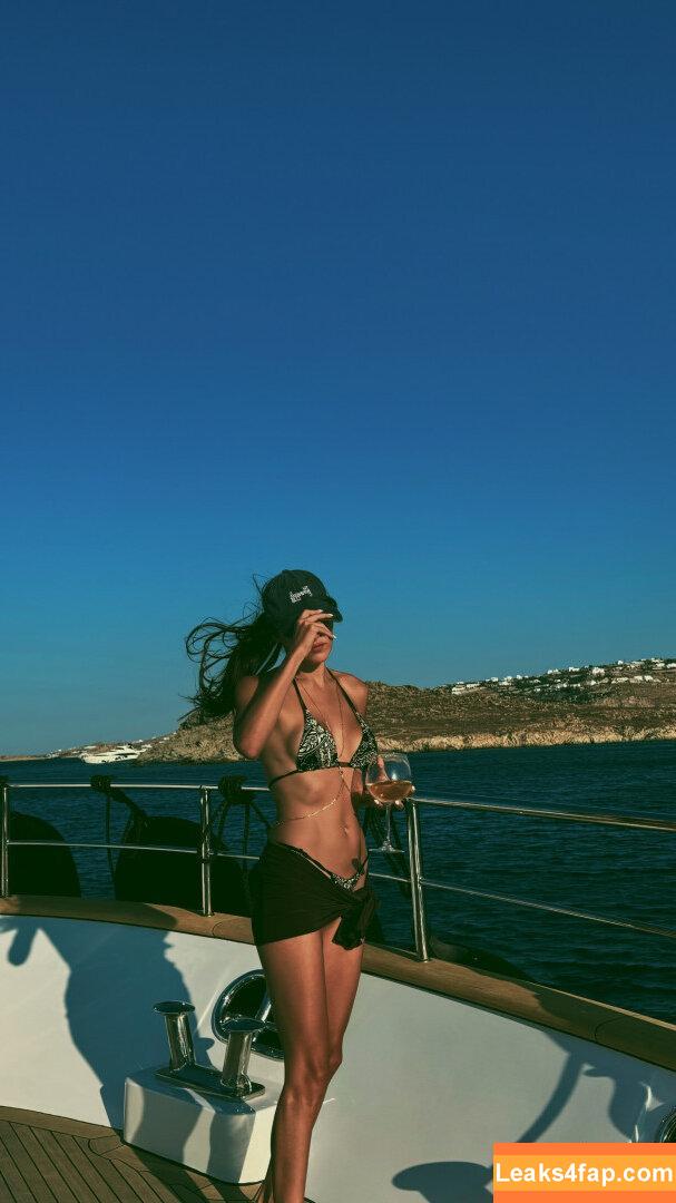 Hande Erçel /  leaked photo photo #0021
