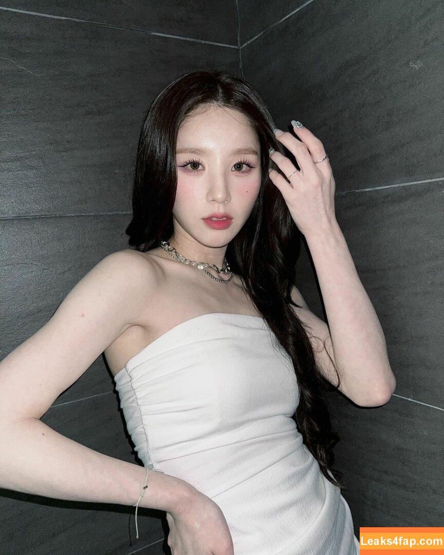 HeeJin / heejin_theworld leaked photo photo #0002