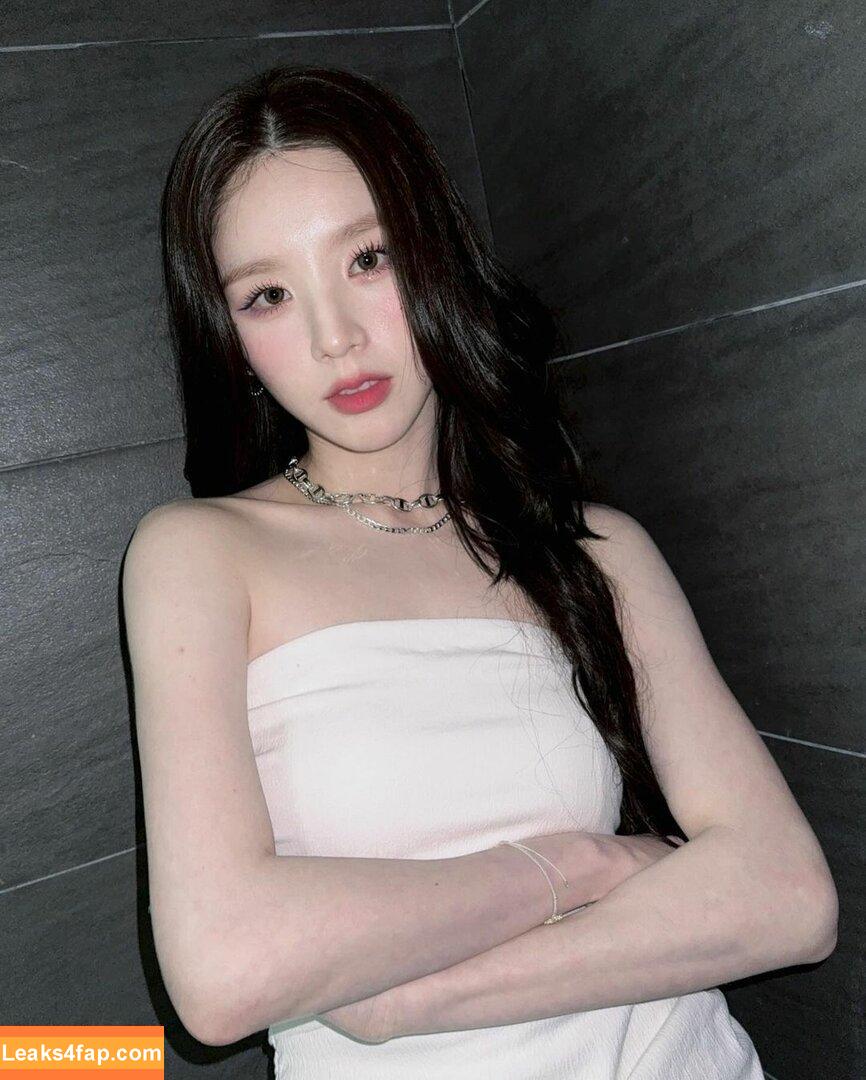 HeeJin / heejin_theworld leaked photo photo #0010