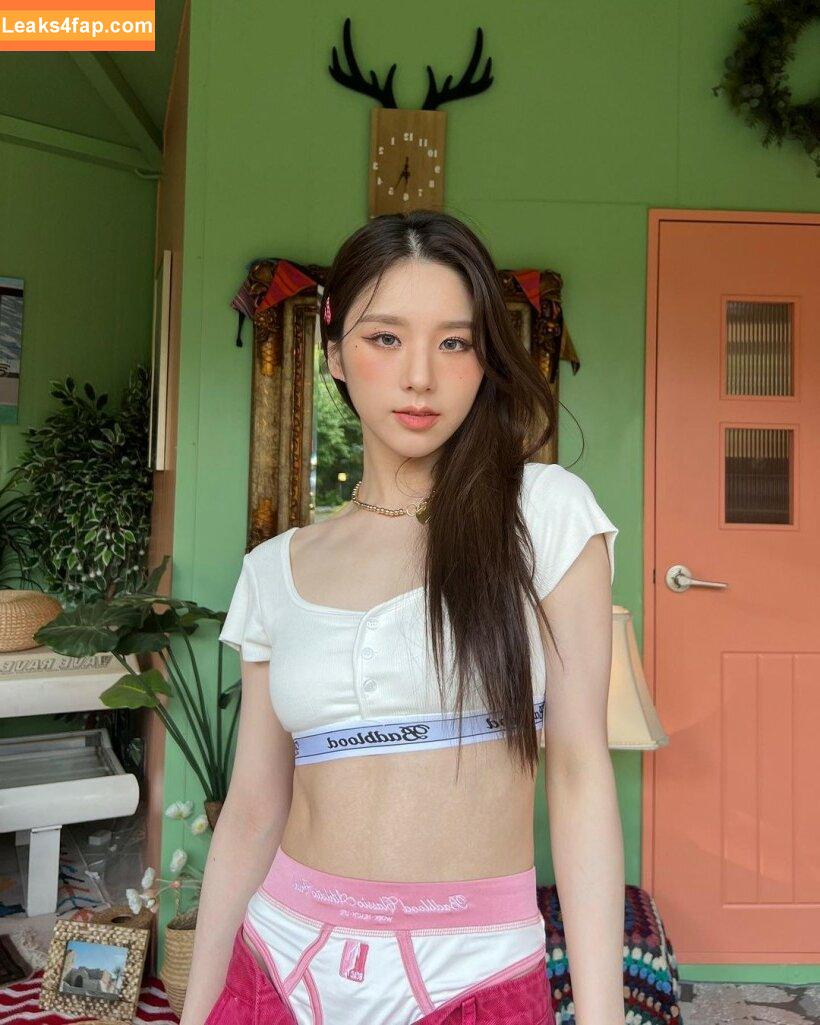 HeeJin / heejin_theworld leaked photo photo #0026