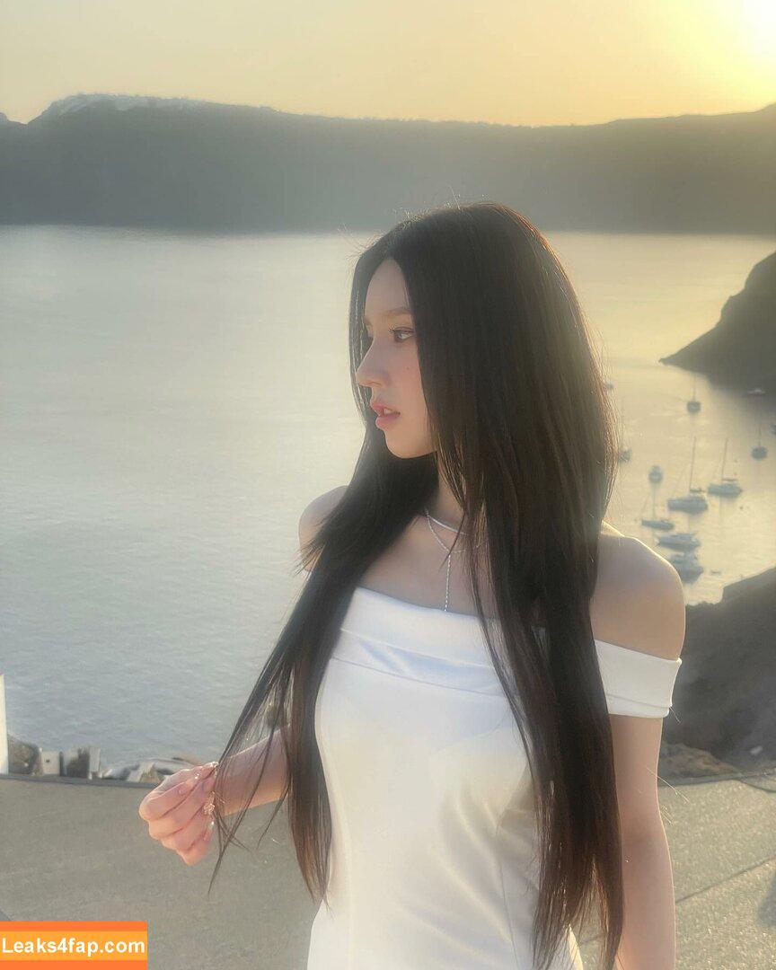 HeeJin / heejin_theworld leaked photo photo #0062