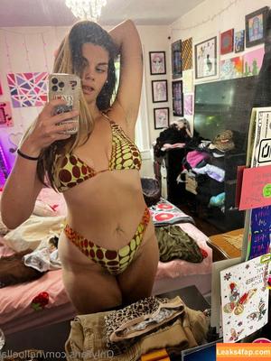 helloella photo #0228
