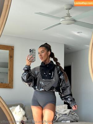 hennymoodyoftv photo #0010
