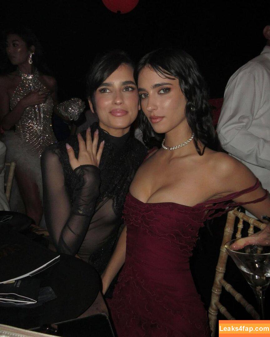 Herbert Twins / Elisha Herbert / Renee Herbert / reneeherbert_ leaked photo photo #0181