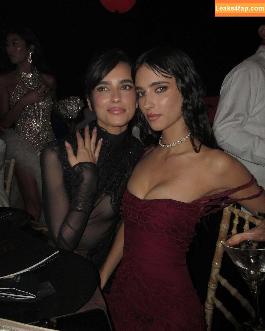 Herbert Twins / Elisha Herbert / Renee Herbert / reneeherbert_ leaked photo photo #0206