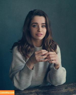 Holly Earl photo #0001