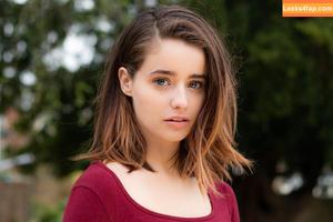 Holly Earl photo #0057