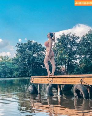 Holly Garner photo #0081