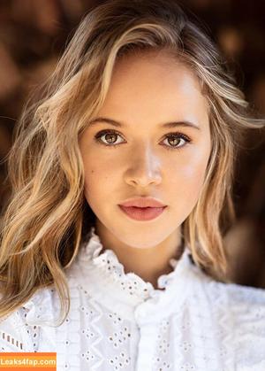 Holly J Barrett photo #0009