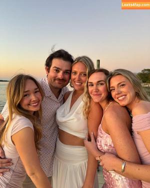 Holly Taylor photo #0155