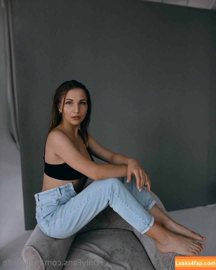 holly_wife /  leaked photo photo #0024