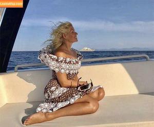 Holly Willoughby photo #0001