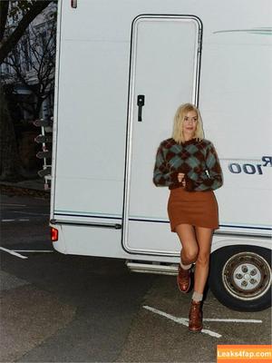 Holly Willoughby photo #0392