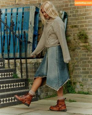 Holly Willoughby photo #0399