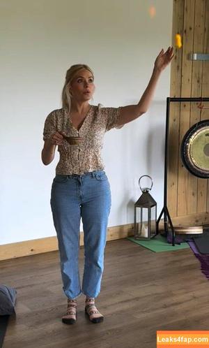 Holly Willoughby photo #0573
