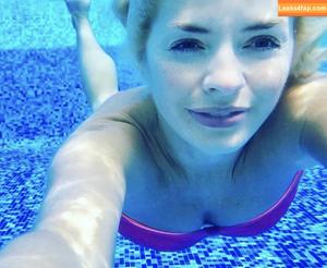 hollyWilloughby photo #0005