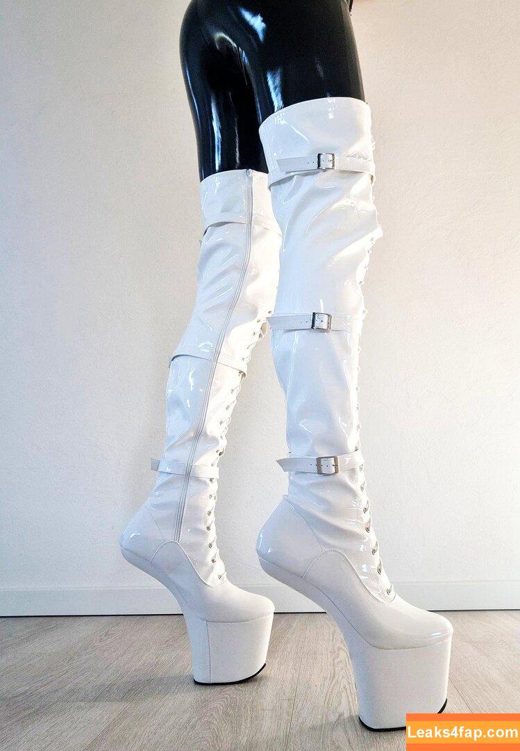 hooded_june /  leaked photo photo #0015