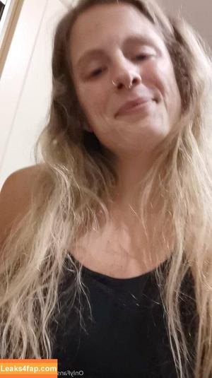 hornycavegirl photo #0005