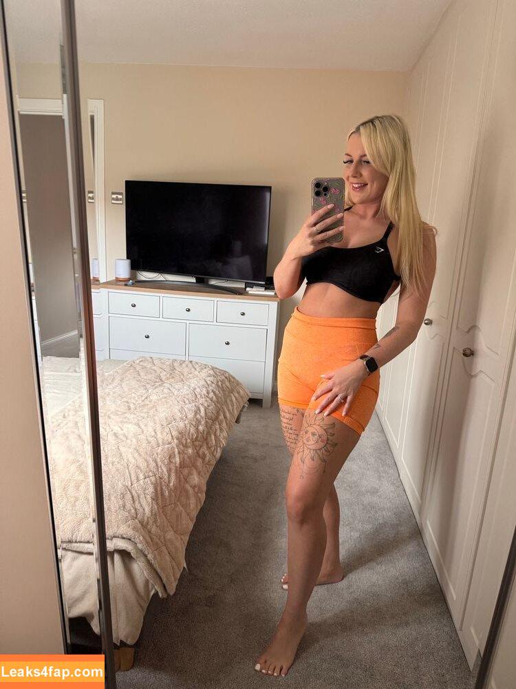 hotwifeemilyuk / emilywaltersxo leaked photo photo #0032