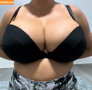 hugeboobiecutie photo #0025