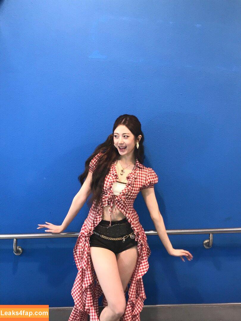 Huh Yunjin 허윤진 / LESSERAFIM / jenaissante leaked photo photo #0126