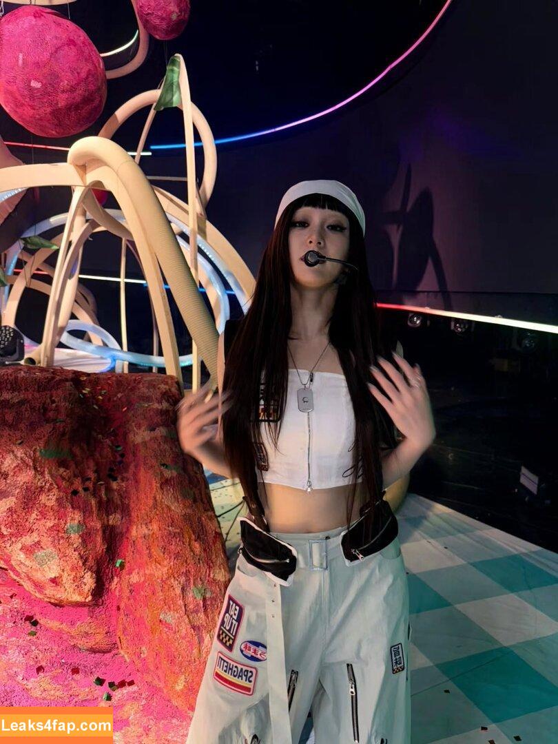 Huh Yunjin 허윤진 / LESSERAFIM / jenaissante leaked photo photo #0155