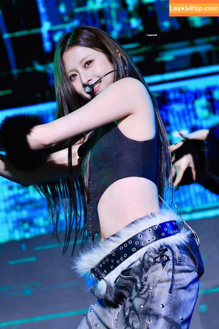 Huh Yunjin 허윤진 / LESSERAFIM / jenaissante слитое фото фото #0165