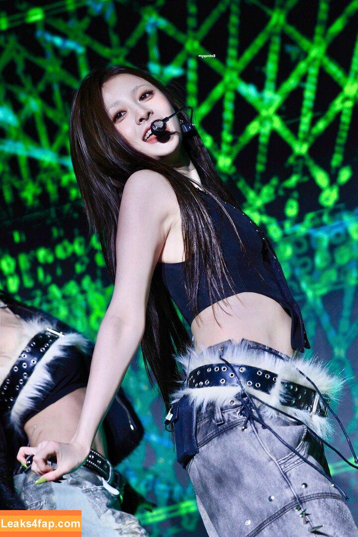 Huh Yunjin 허윤진 / LESSERAFIM / jenaissante слитое фото фото #0166