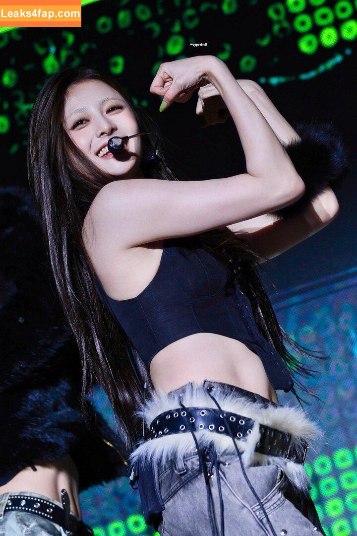 Huh Yunjin 허윤진 / LESSERAFIM / jenaissante слитое фото фото #0167