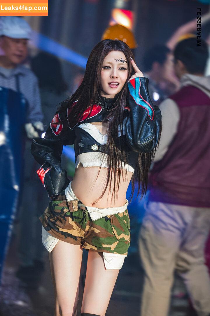 Huh Yunjin 허윤진 / LESSERAFIM / jenaissante leaked photo photo #0208