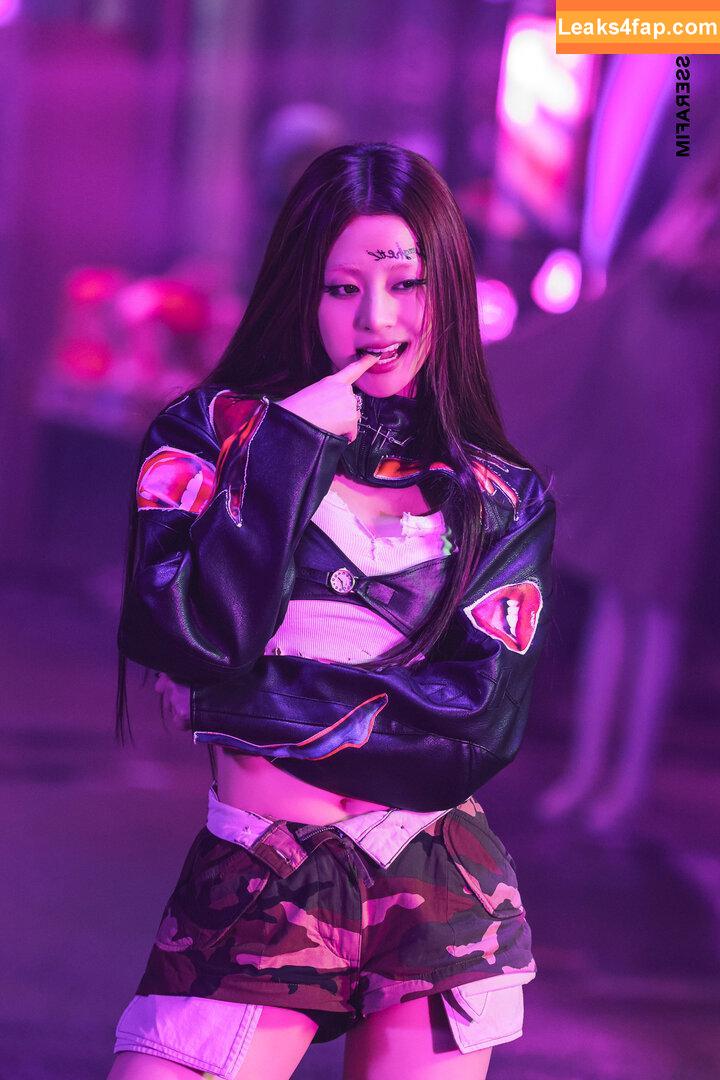 Huh Yunjin 허윤진 / LESSERAFIM / jenaissante leaked photo photo #0209