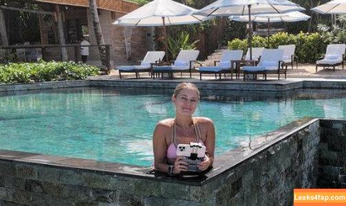 iJustine / Justine Ezarik leaked photo photo #0014