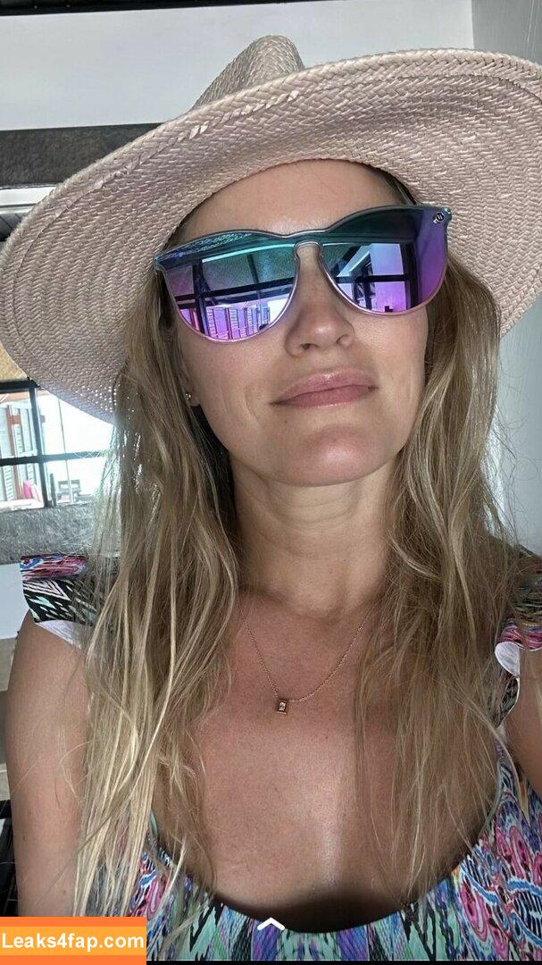 iJustine / Justine Ezarik leaked photo photo #0081