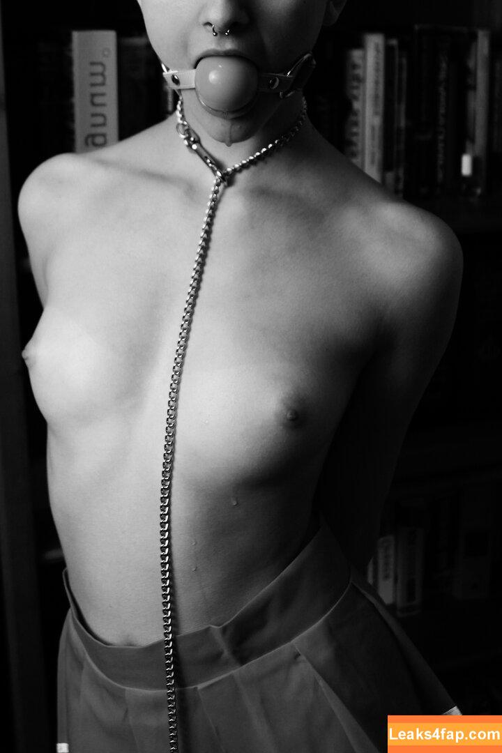 Insuh Yoon /  leaked photo photo #0061