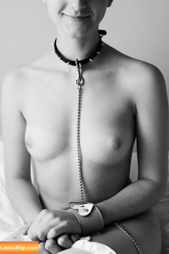 Insuh Yoon /  leaked photo photo #0085