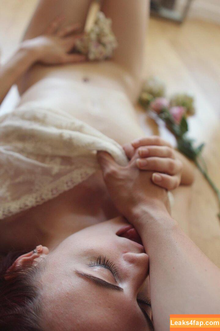 Insuh Yoon /  leaked photo photo #0306