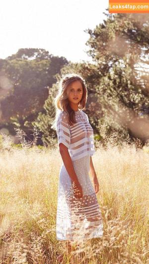 Isabelle Cornish фото #0020