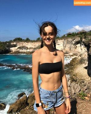 Isabelle Cornish фото #0048