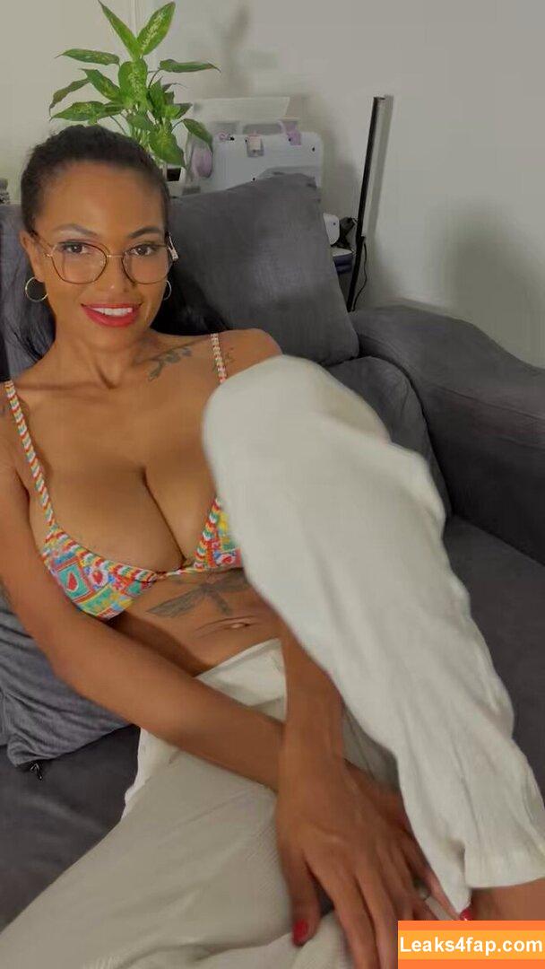 itszurihill /  leaked photo photo #0005